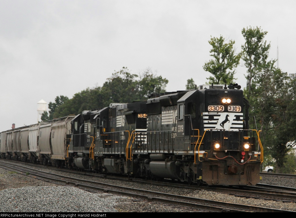 NS 3309 leads train P10 out of the yard